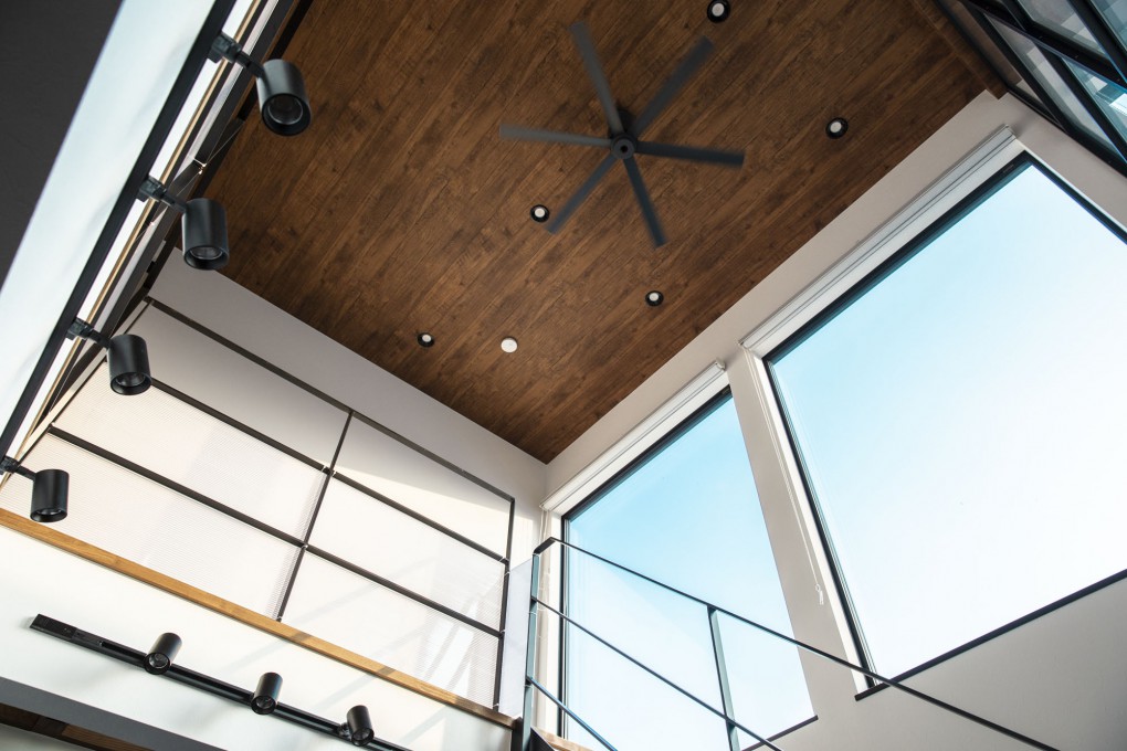 光をたっぷり取り込む大きな吹抜空間