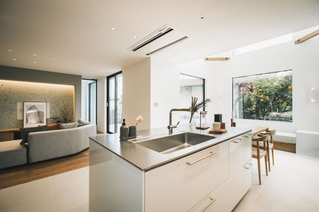 光をたっぷり取り込む大きな吹抜空間