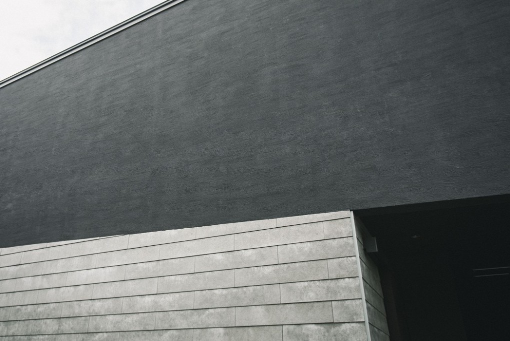 洗練されたモダンなフォルムと、こだわりの素材感